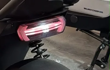 Feu arrière LED hexagonal du M26, allumé