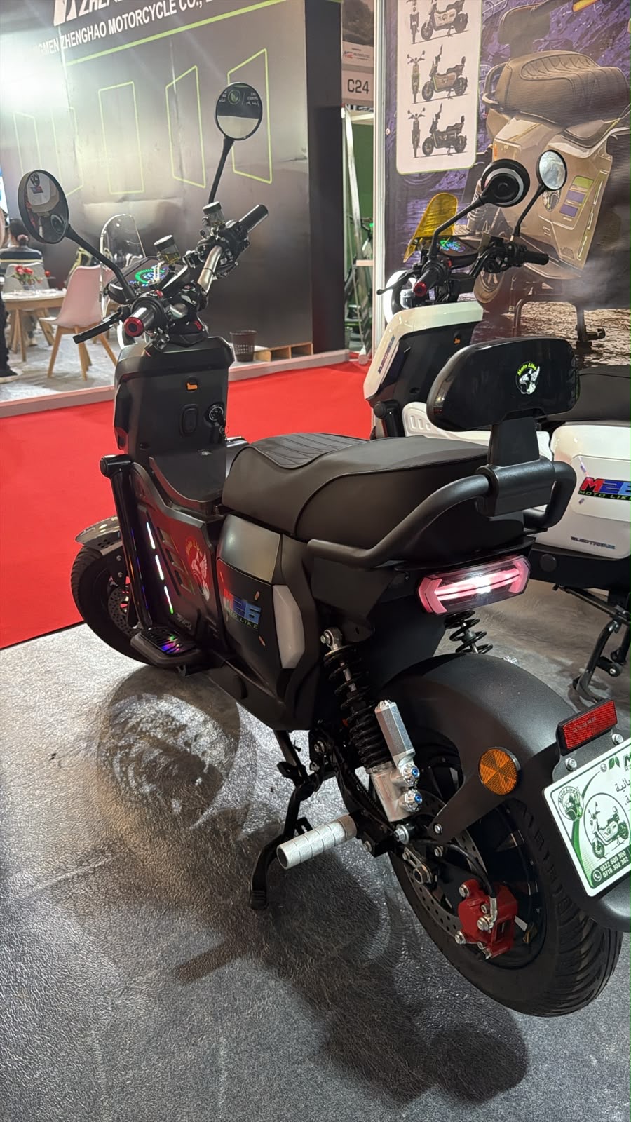 Scooter électrique Moto Like M26 noir, vue arrière trois quarts avec dosseret passager et feu arrière LED allumé