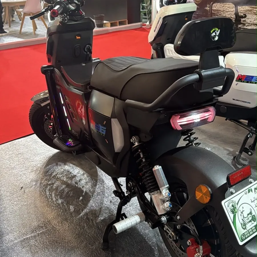Le M26 noir de trois quarts arrière, selle deux places et dosseret